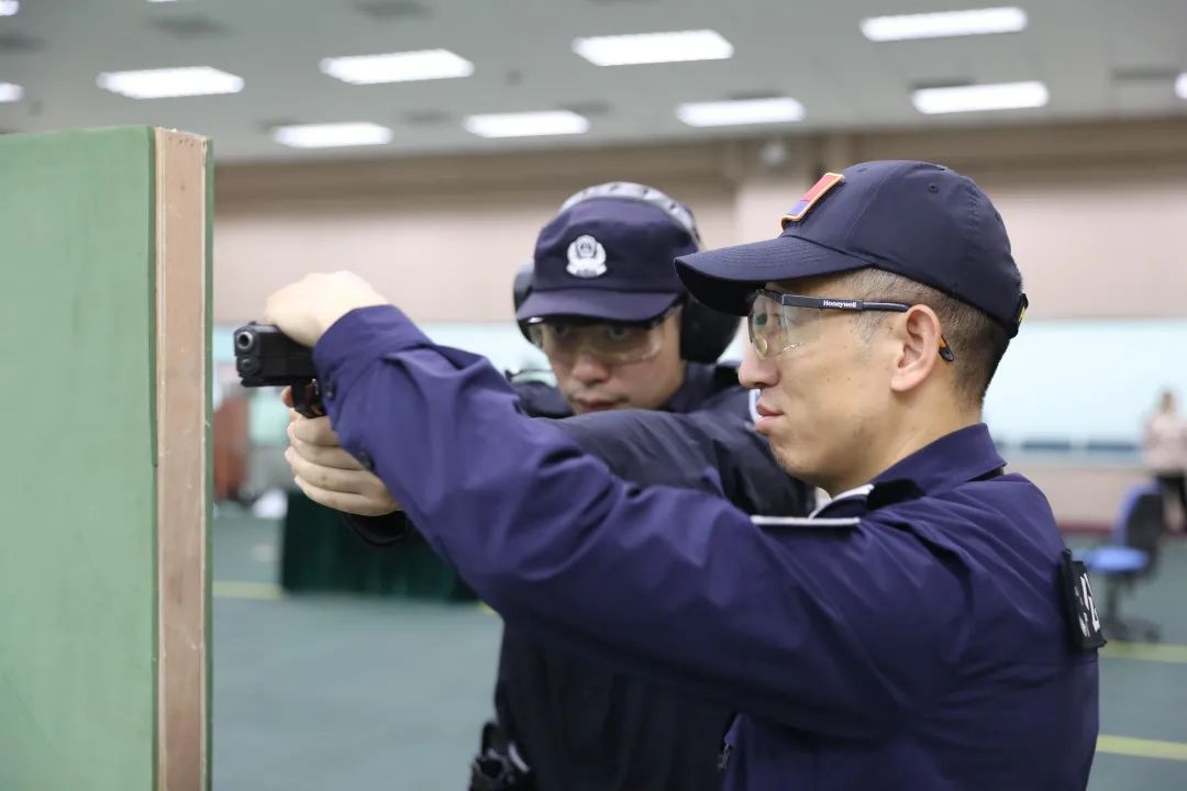 不来梅队员千钧一发，驾驭关键时刻