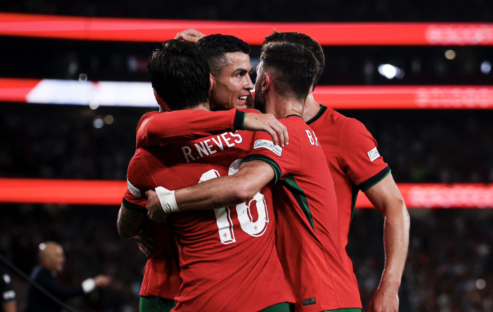 开云下载-荷兰逆转马德里竞技，马丁内利点燃赛场