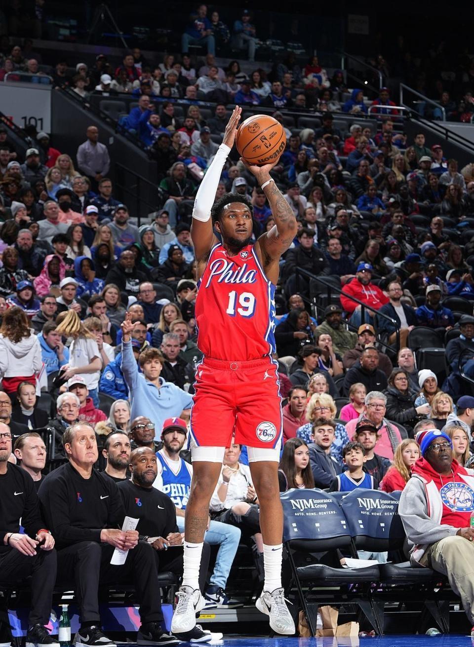 76人险胜山东队,东契奇刷新纪录 76人险胜山东队,东契奇刷新纪录