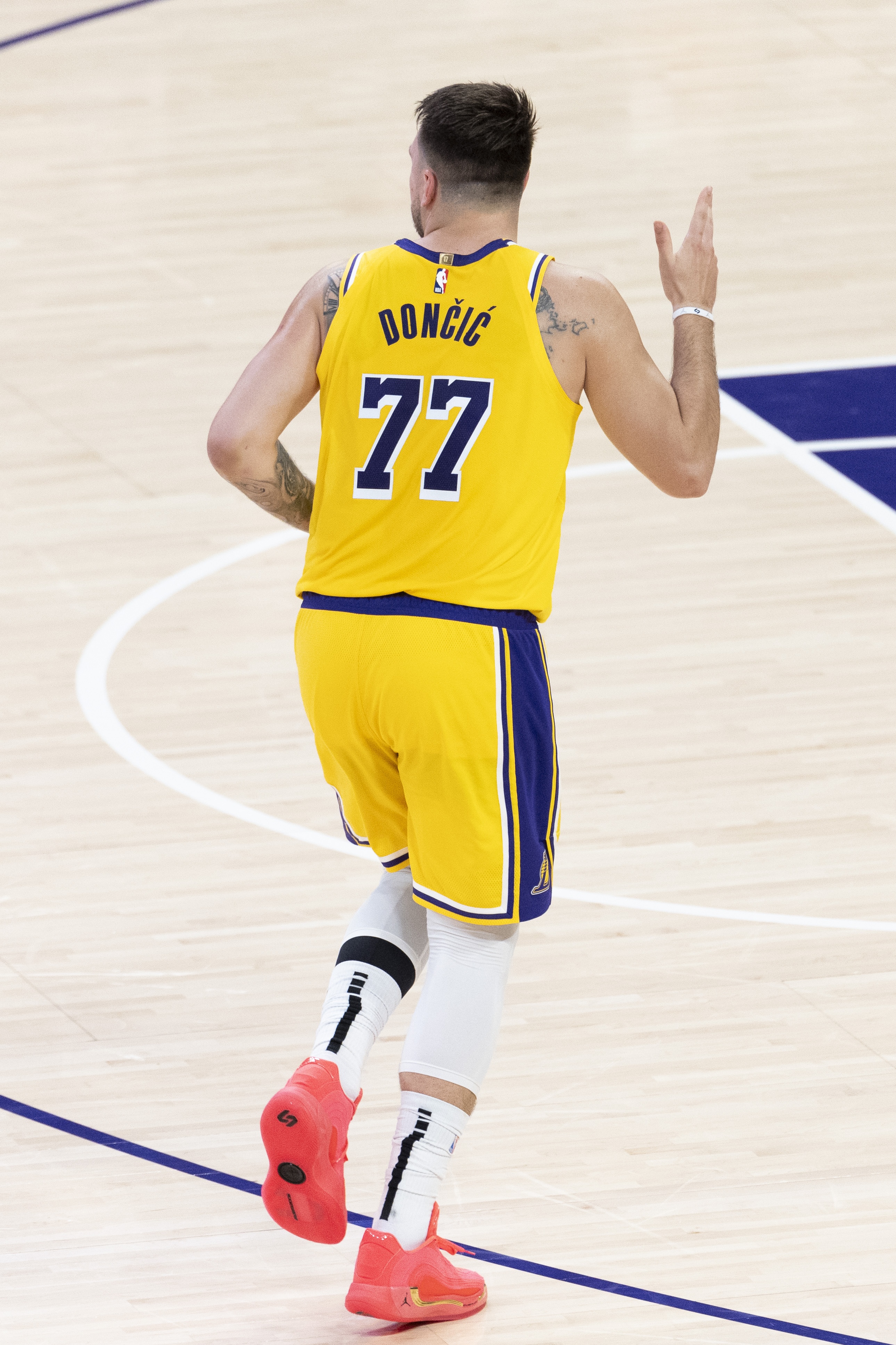 76人险胜山东队,东契奇刷新纪录 76人险胜山东队,东契奇刷新纪录