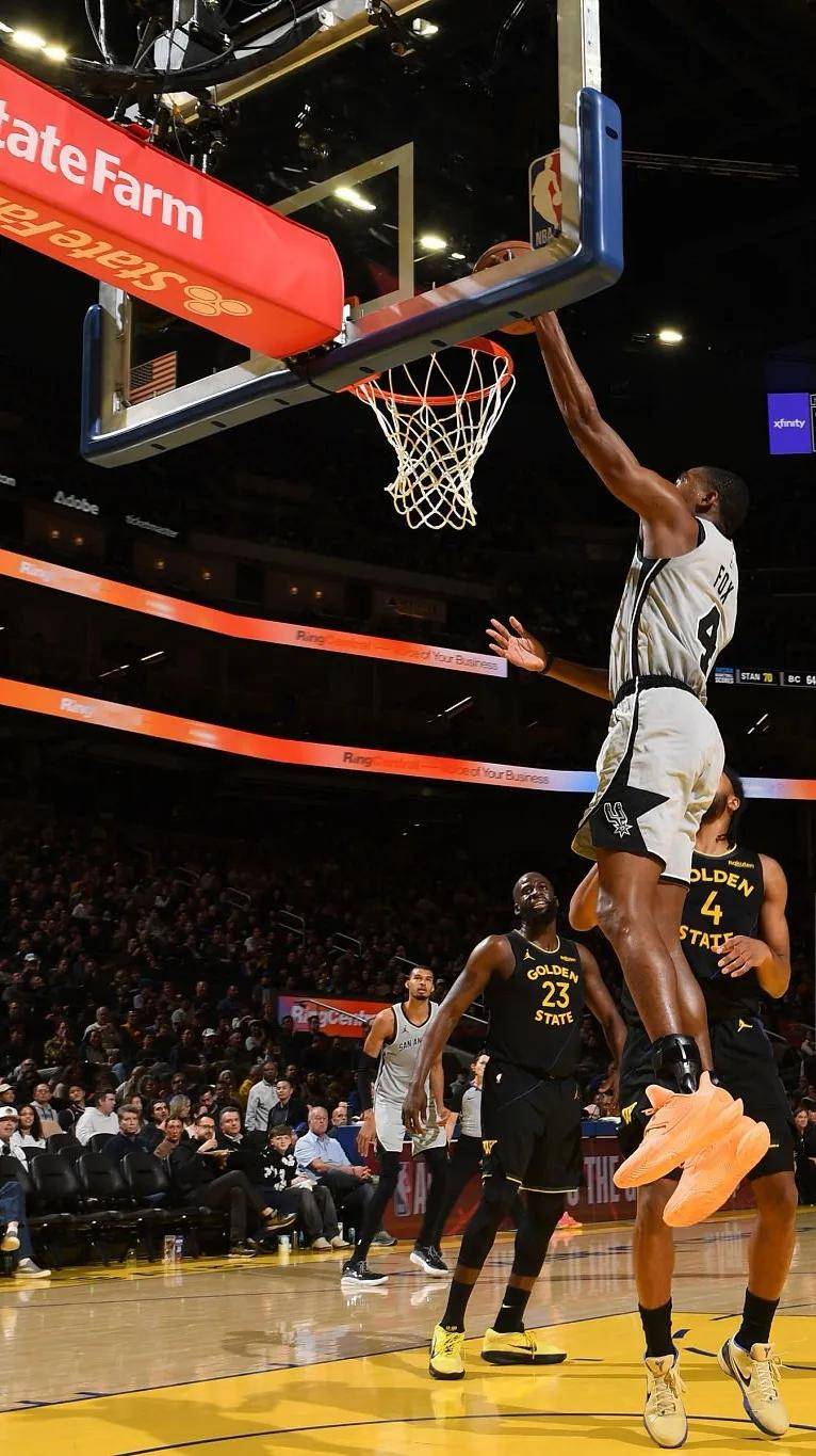 福克斯展现巨星价值,马刺打穿北京队 福克斯展现巨星价值,马刺打穿北京队