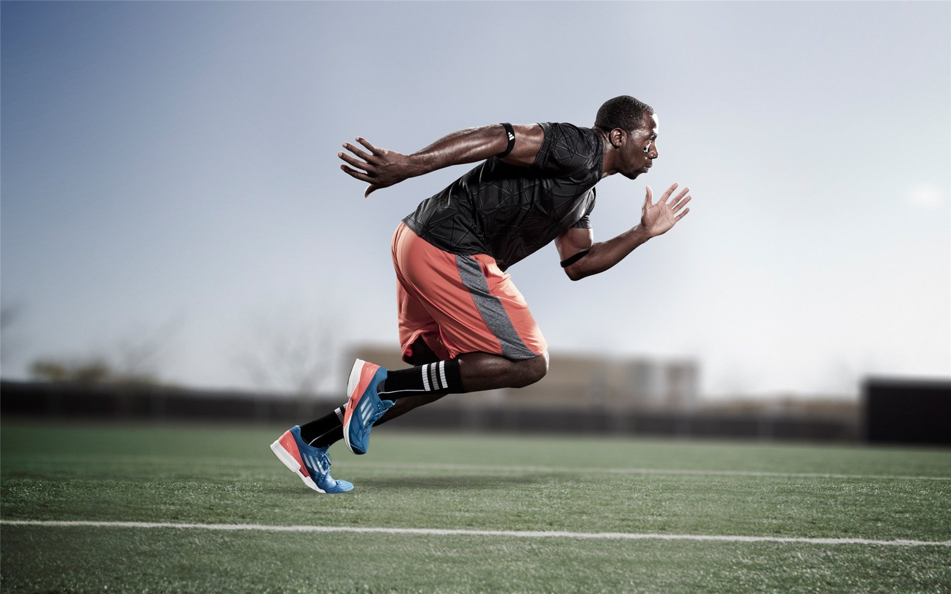 风驰电掣以命运为弯,进球为注见大场面心,本泽马与F1之夜的非线性荣耀